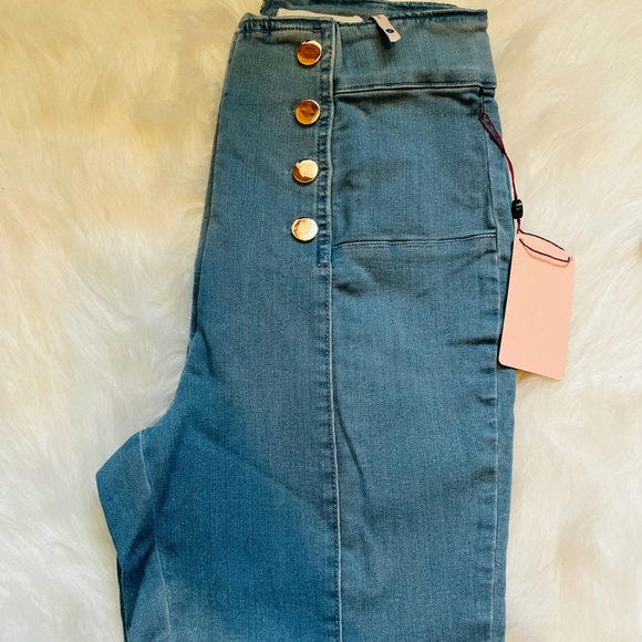 NEW TRENDY MEDIUM WASH DENIM WOMEN HIGH WAIST JEANS GOLD BUTTON DETAILS - Picture 6 of 9
